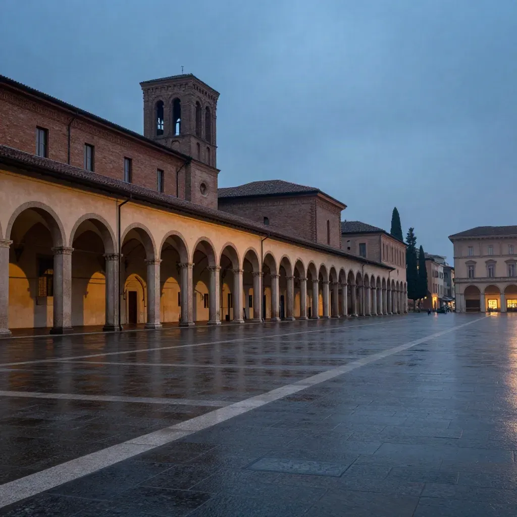 Piazza di Bologna al crepuscolo con i portici e il profilo in laterizio nella foschia